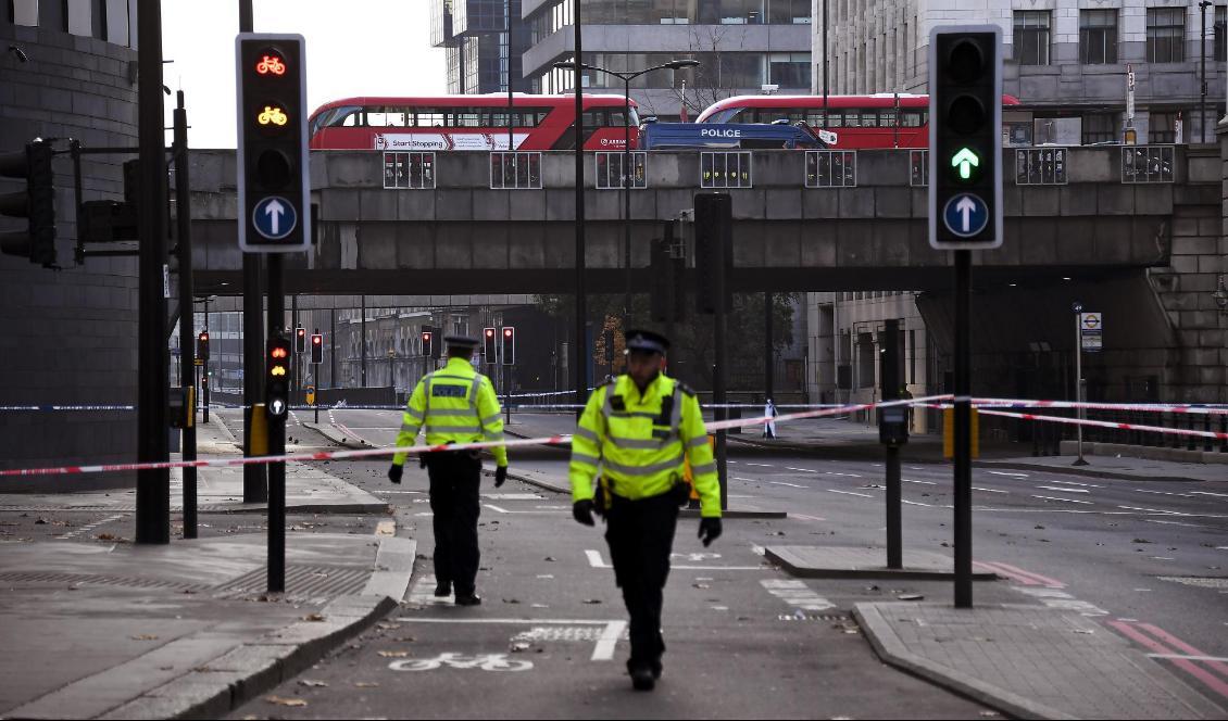 Poliser spärrar av vid London Bridge i samband med knivattacken. Foto: Alberto Pezzali/AP/TT