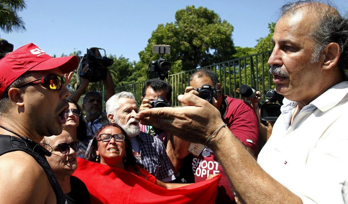 Personer från olika sidor dividerar utanför Venezuelas ambassad. Foto: Beto Barata/AP/TT