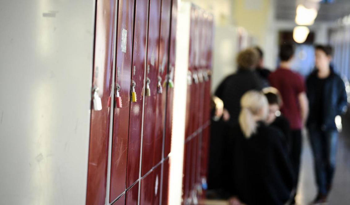 


I dag presenterar Skolverket sitt förslag till uppdaterade kursplaner i grundskolan. Generaldirektör Peter Fredriksson kommenterar förslagen på en presskonferens. Foto: Pontus Lundahl/TT-arkivbild                                                                                                                                                