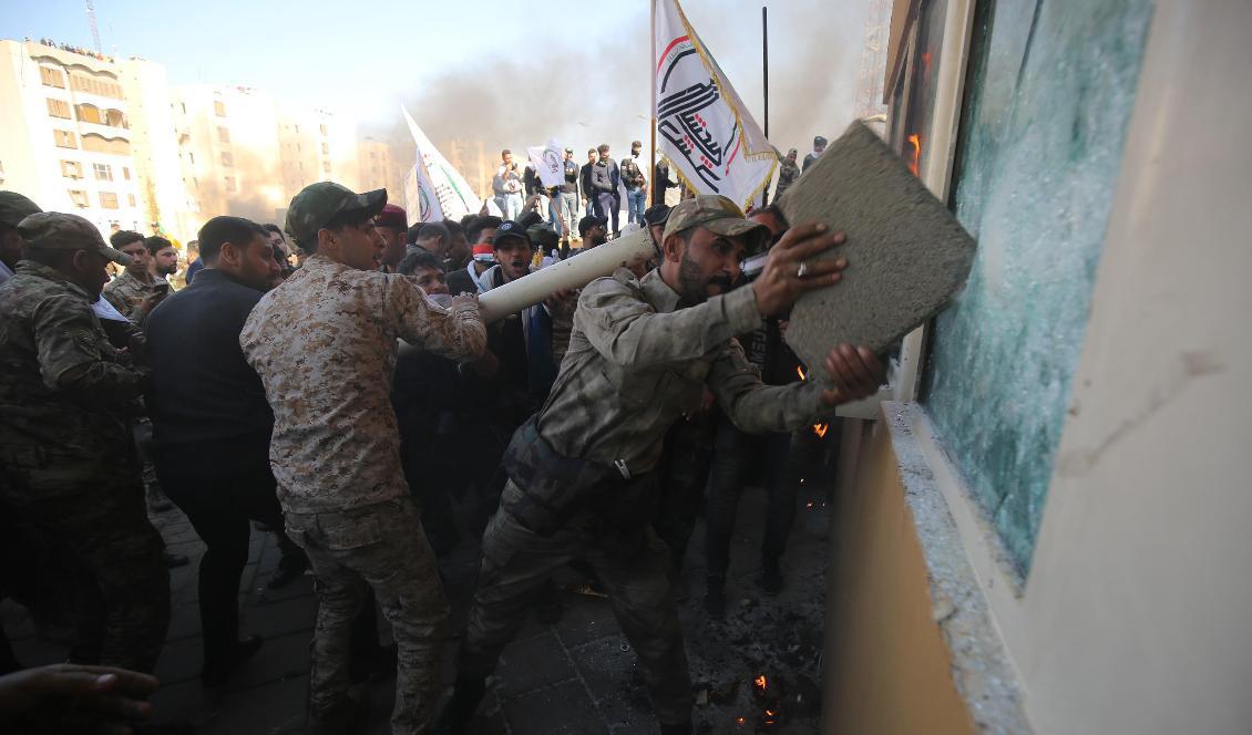 
På bilden syns medlemmar i Hashed al-Shaabi, mestadels bestående av shiamuslimer som har tränats och beväpnats av Iraks granne, Iran. Foto: Ahmad al-Rubaye/AFP via Getty Images                                                