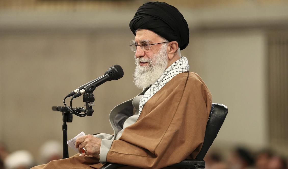 Ayatolla Ali Khamenei ska under ett möte ha gett en order till regeringen om att med alla medel få ett slut på de regimkritiska protesterna i Iran. Foto: Kansliet för Irans högste ledare/AP/TT-arkivbild