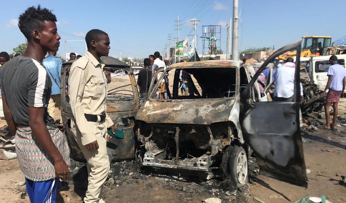 
Somalisk säkerhetspersonal vid explosionsplatsen i Mogadishu. Foto: Feisal Omar/Reuters/TT                                                