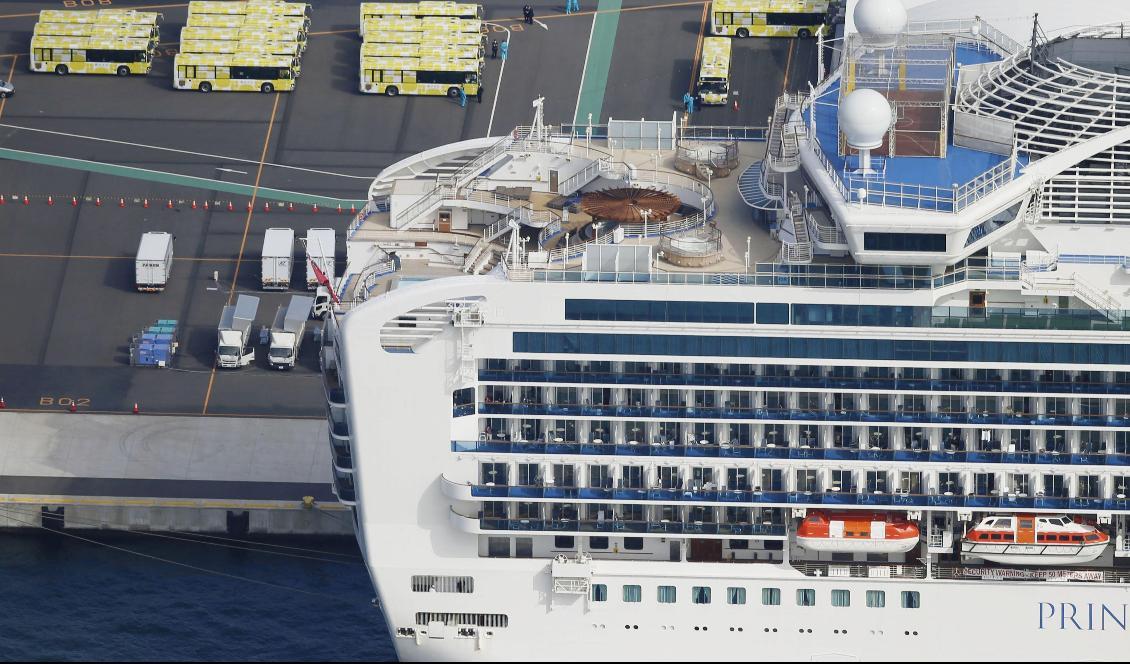 Bussar ska ta passagerare som testat negativt för coronaviruset från fartyget Diamond Princess i Yokohama i Japan. Foto: Yuta Omori/AP/TT