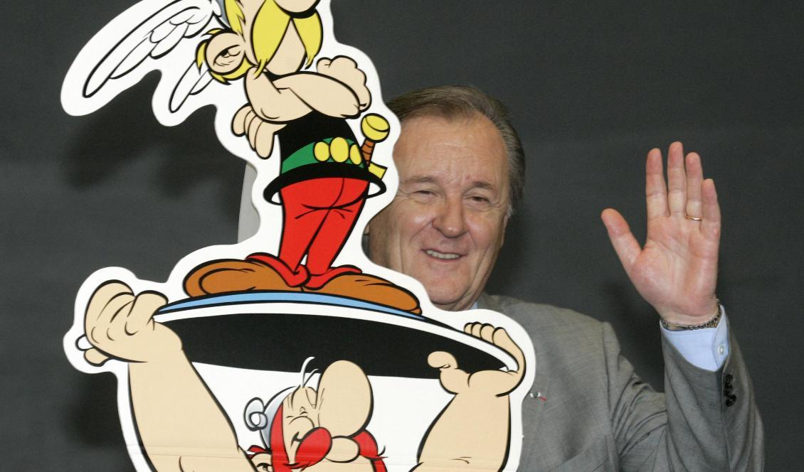 Franske tecknaren Albert Uderzo tillsammans med sin skapelse Asterix. Foto: Joerg Sarbach/AP/TT-arkivfoto.