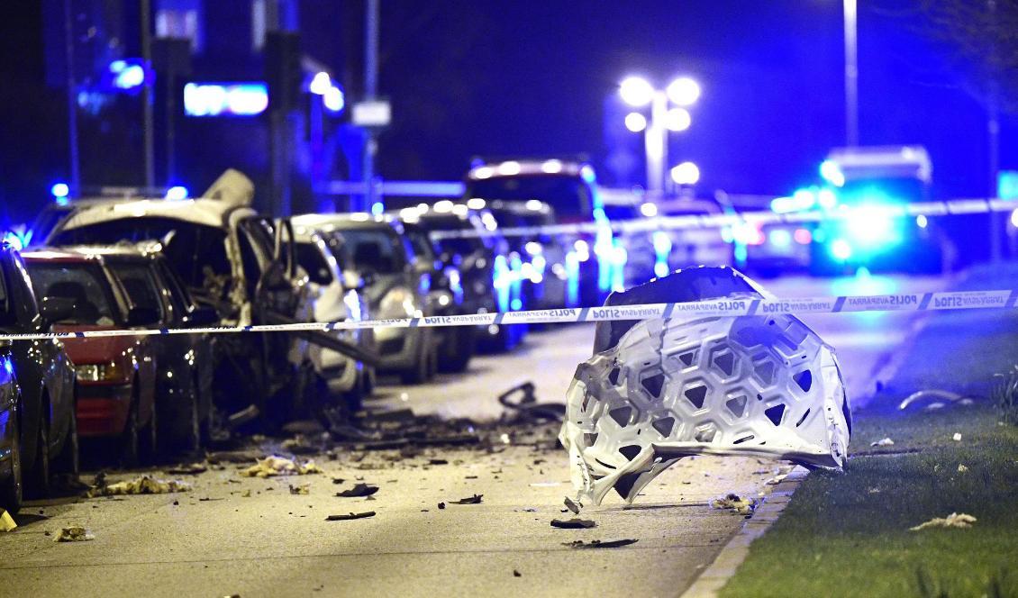 En bil i Helsingborg har fått kraftiga skador efter en explosion. Foto: Johan Nilsson/TT