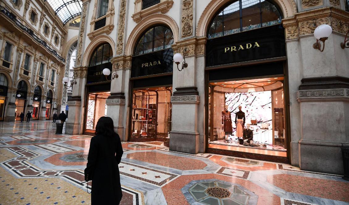 


En kvinna promenerar i Galleria Vittorio Emanuele II den 29 februari i centrala Milano i norra Italien. Foto: Miguel Medina/AFP via Getty Images                                                                                                                                                