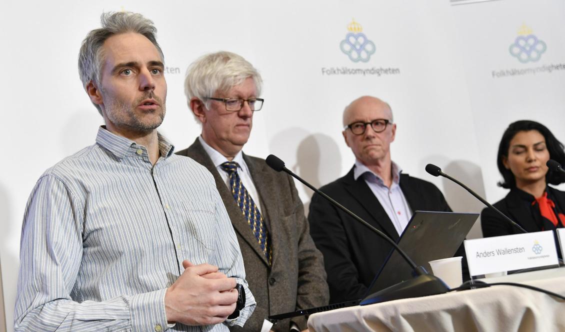 Anders Wallensten, Folkhälsomyndigheten, Johan Carlson, Folkhälsomyndigheten, Per Follin, chef för Smittskydd Stockholm på Region Stockholm, och Taha Alexandersson, Socialstyrelsen, under tisdagens uppdatering. Foto: Anders Wiklund/TT