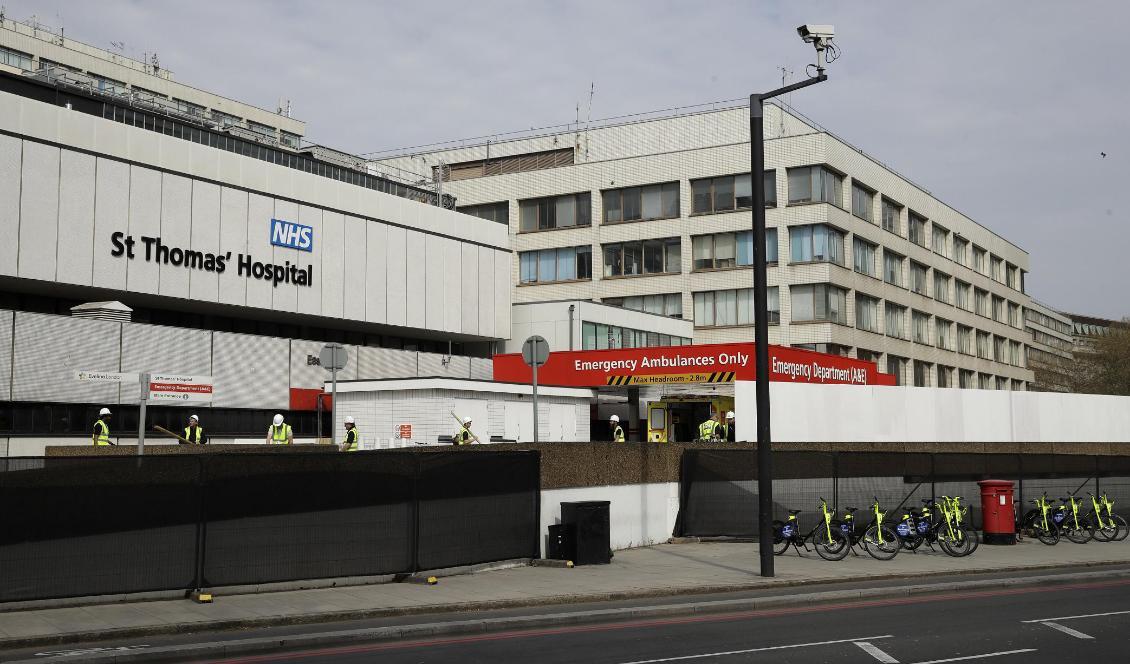 
Ett staket byggs för att skymma ingången vid St Thomas' Hospital i centrala London, där premiärminister Boris Johnson vårdas. Foto: Matt Dunham/AP/TT                                                