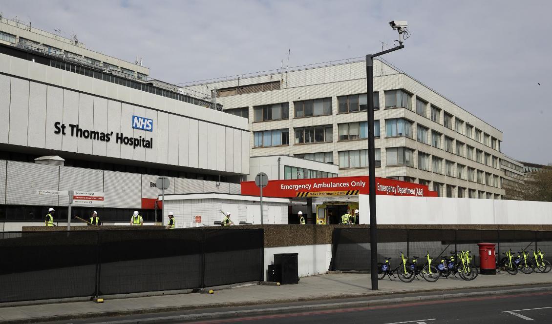 
Ett staket byggs för att skymma ingången vid St Thomas' Hospital i centrala London, där premiärminister Boris Johnson vårdas. Foto: Matt Dunham/AP/TT                                                