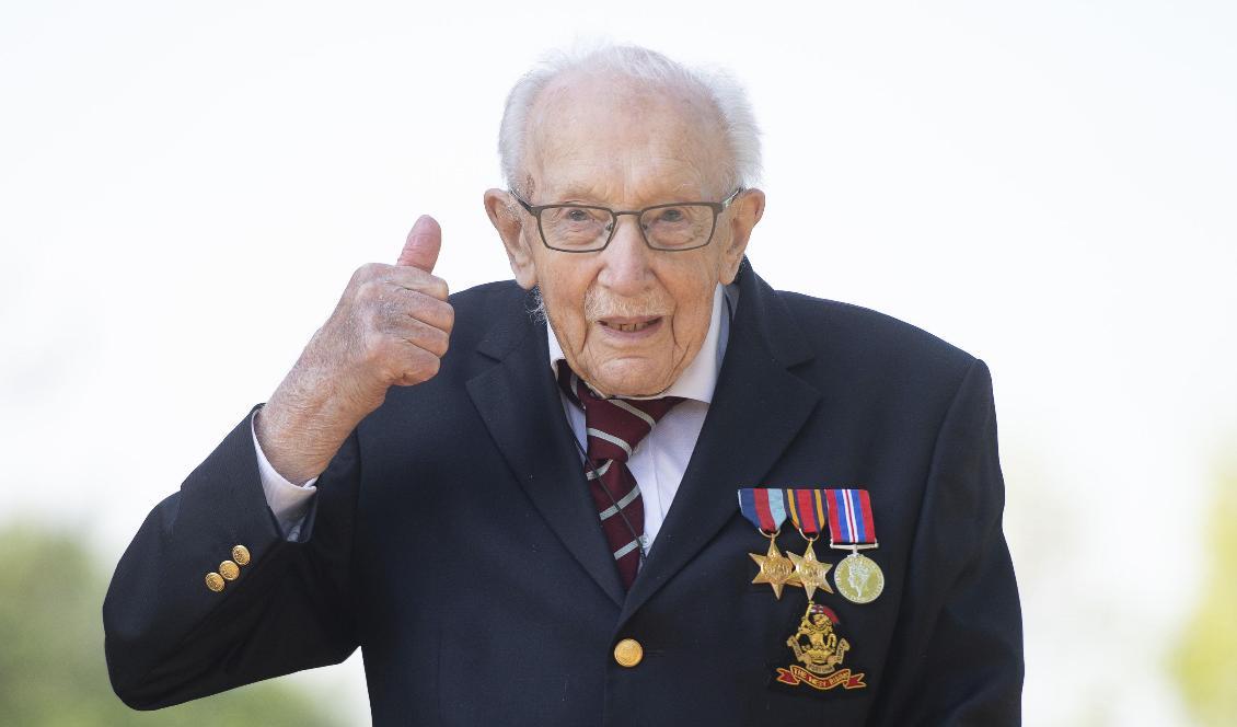 
Den 99-årige krigsveteranen Tom Moore har samlat in 20 miljoner pund i coronastöd till den brittiska sjukvården. Foto: Joe Giddens/AP/TT                                                