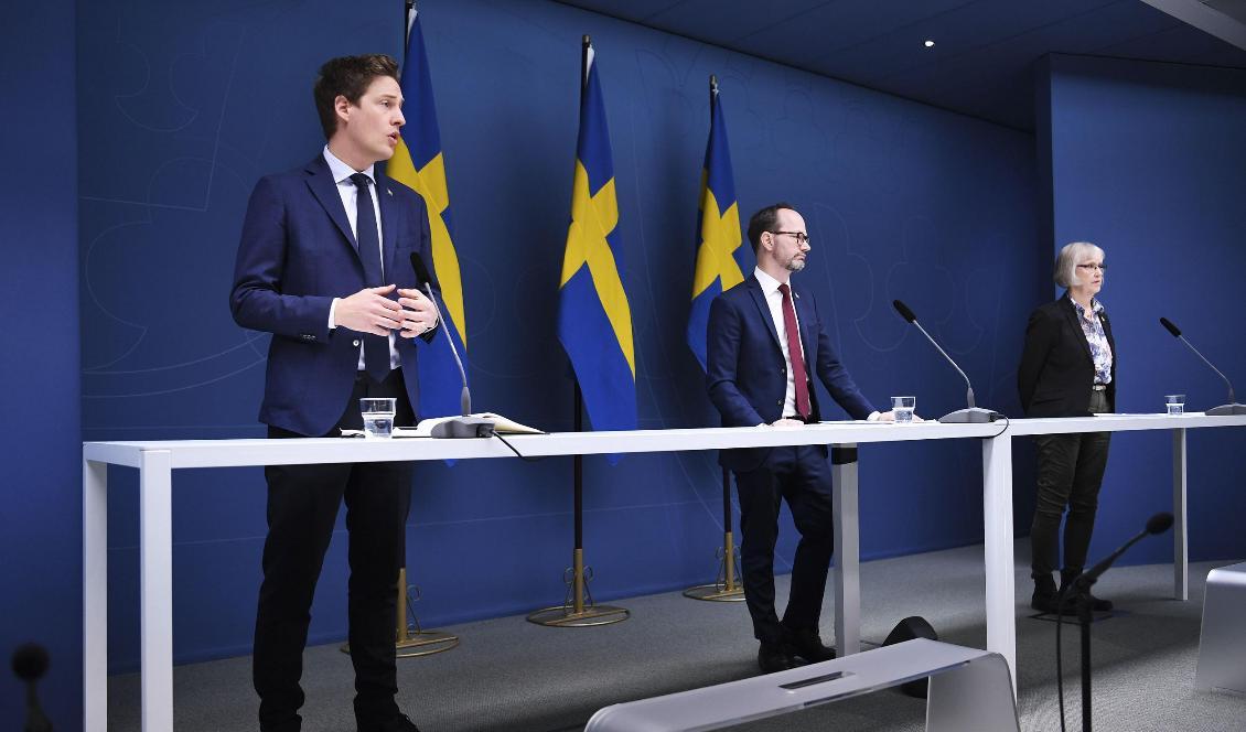 Centerpartiets ekonomisk-politiske talesperson Emil Källström, infrastrukturminister Tomas Eneroth (S) och Trafikverkets generaldirektör Lena Erixon på pressträffen där uppdraget att säkra flyg till Norrland och Gotland presenterades. Foto: Erik Simander/TT