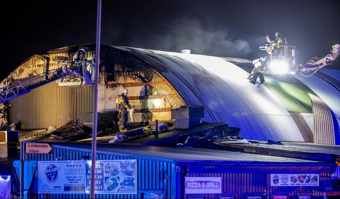 En brand bröt ut i Förbohallen i Lerum. Branden verkar ha startat i den delen som innehåller en restaurang och ett gym. Foto: Adam Ihse/TT