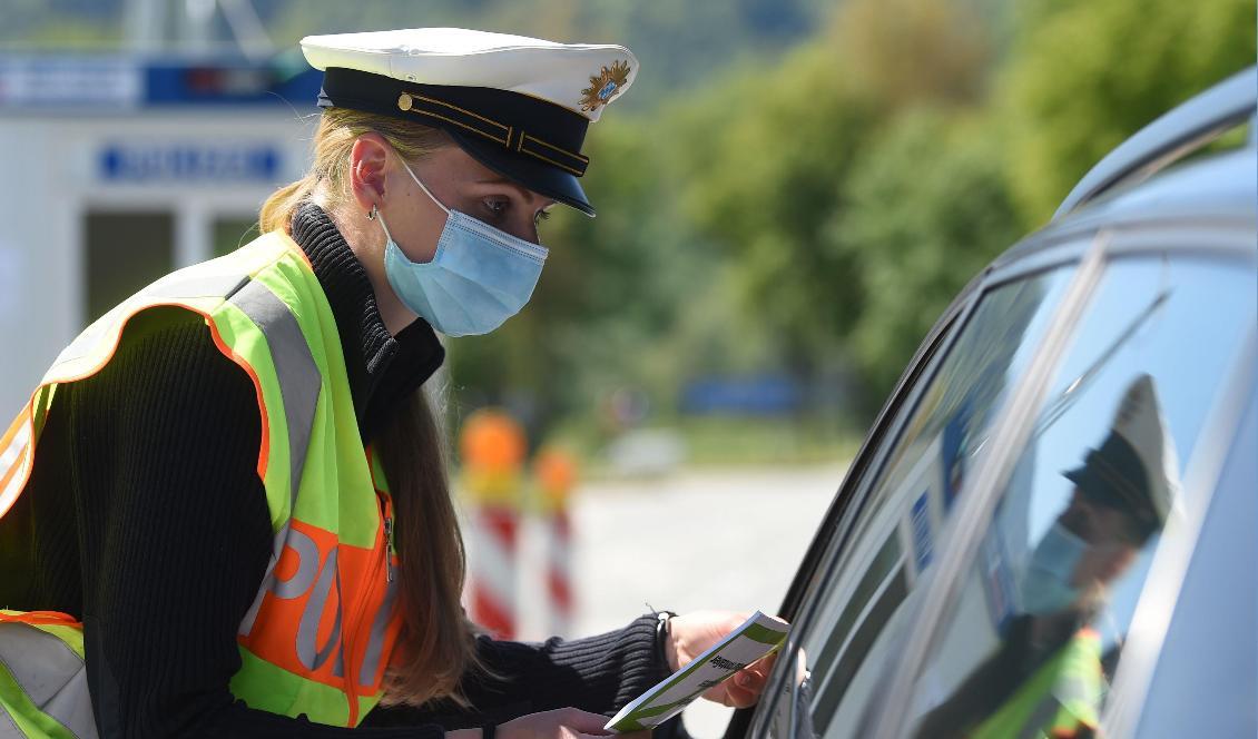 

En tysk polis stoppar en bil vid gränsen mellan Österrike och Tyskland nära tyska byn Oberaudorf den 7 maj 2020. Foto: Christof Stache/AFP via Getty Images                                                                                                