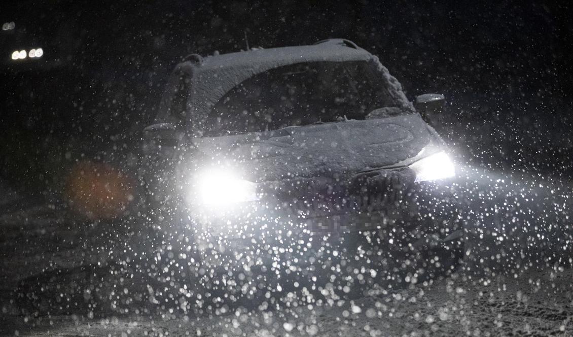 Snön faller över delar av landet. Foto: Balazs Mohai/AP/TT-arkivbild