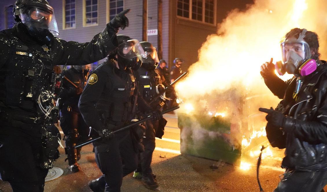 




Poliser försöker skingra demonstranter under protester i Portland i USA den 21 augusti 2020. Foto: Nathan Howard/Getty Images                                                                                                                                                                                                                            