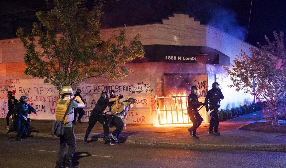 
Polisen i Portland skingrar demonstranter från att sätta eld på polisens fackföreningshus tidigt på morgonen den 29 augusti 2020. Foto: Nathan Howard/Getty Images                                            