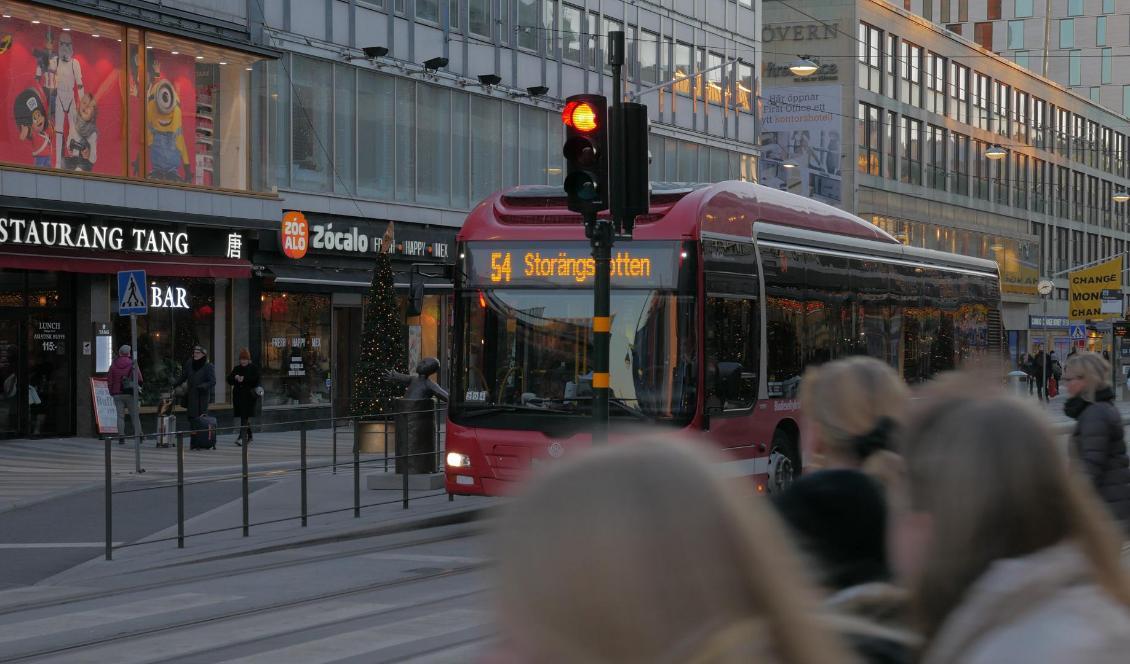 Folkhälsomyndigheten rekommenderar personer som reser i kollektivtrafiken under morgonen och kvällen att använda munskydd. Rådet börjar gälla från den 7 januari. Foto: Bilbo Lantto/Epoch Times. Arkivbild.