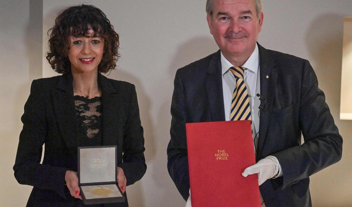 Den franska forskaren Emmanuelle Charpentier tar emot Nobelpriset i kemi av Per Thoresson, Sveriges ambassadör i Tyskland. Charpentier delar priset med sin amerikanska forskarkollega Jennifer Doudna. Foto: John Macdougall/AFP/TT