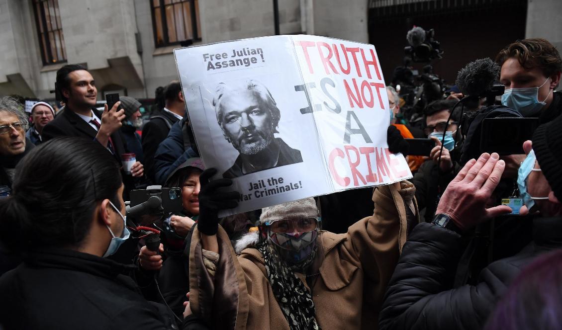 


Människor visar sin glädje efter att en domstol i London i Storbritannien den 4 januari 2021 har bedömt att Julian Assange inte ska utvisas till USA. Foto: Chris J Ratcliffe/Getty Images                                                                                                                                    