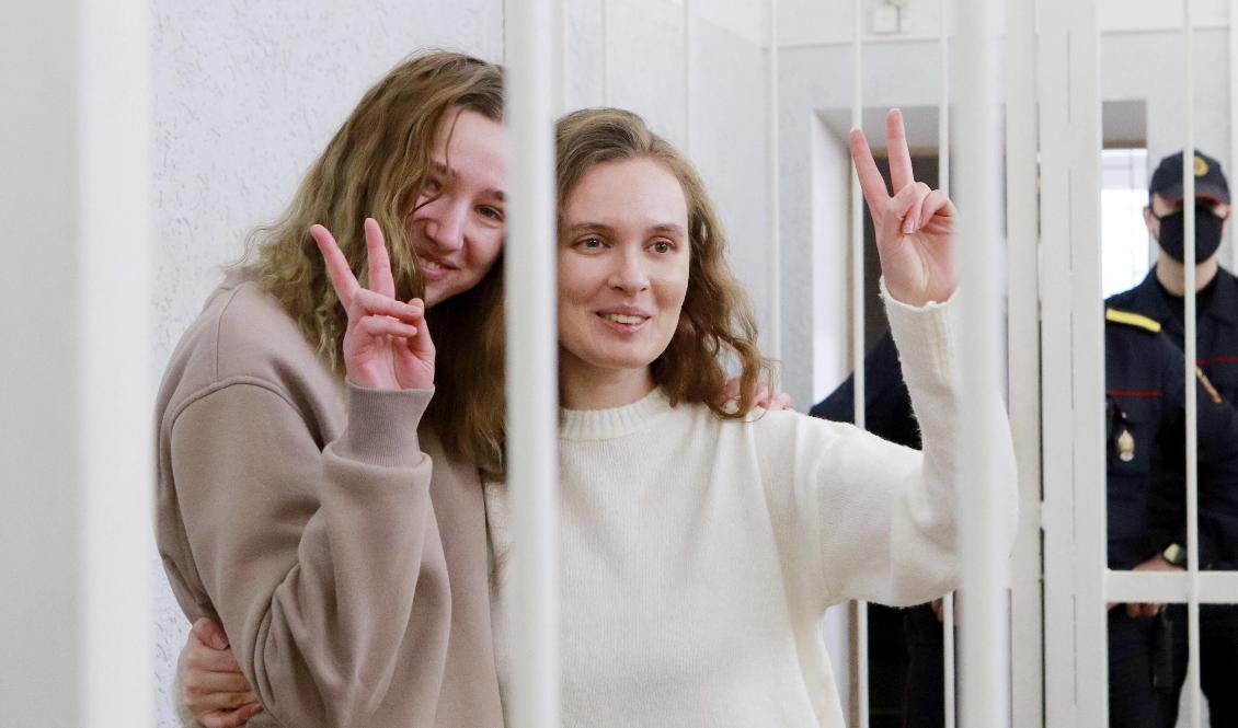 

De två journalisterna Katerina Bakhvalova (höger) och Daria Chultsova frihetsberövades i november när de filmade en demonstration. Foto: STRINGER/AFP via Getty Images                                                                                        