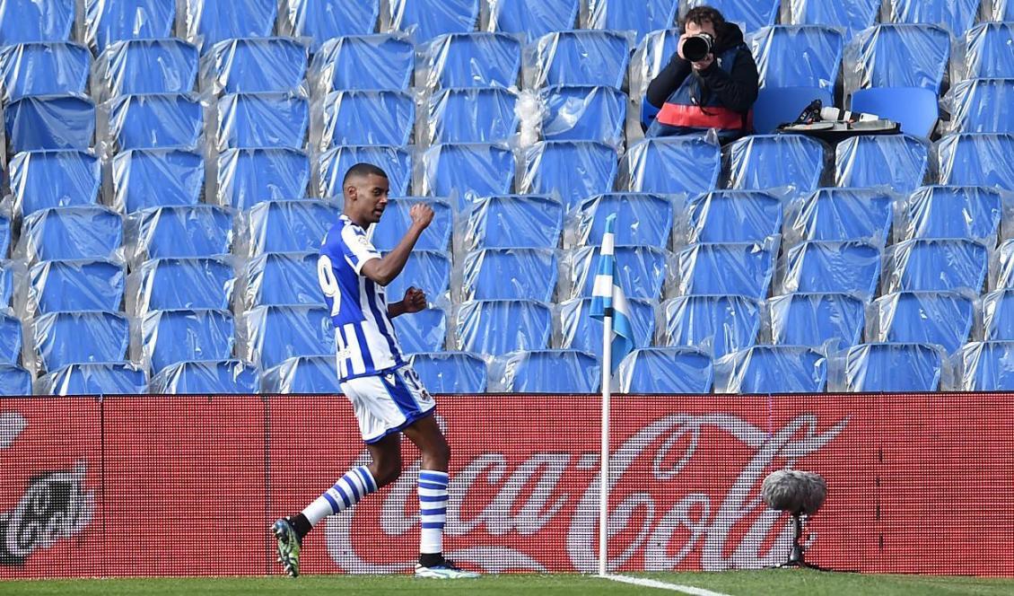 Alexander Isak jublar inför tomma läktare efter sitt första mål i segermatchen mot Cadiz. Isak har nu gjort totalt åtta mål i årets ligaspel i Spanien.
Foto: Juan Manuel Serrano Arce/Getty Images