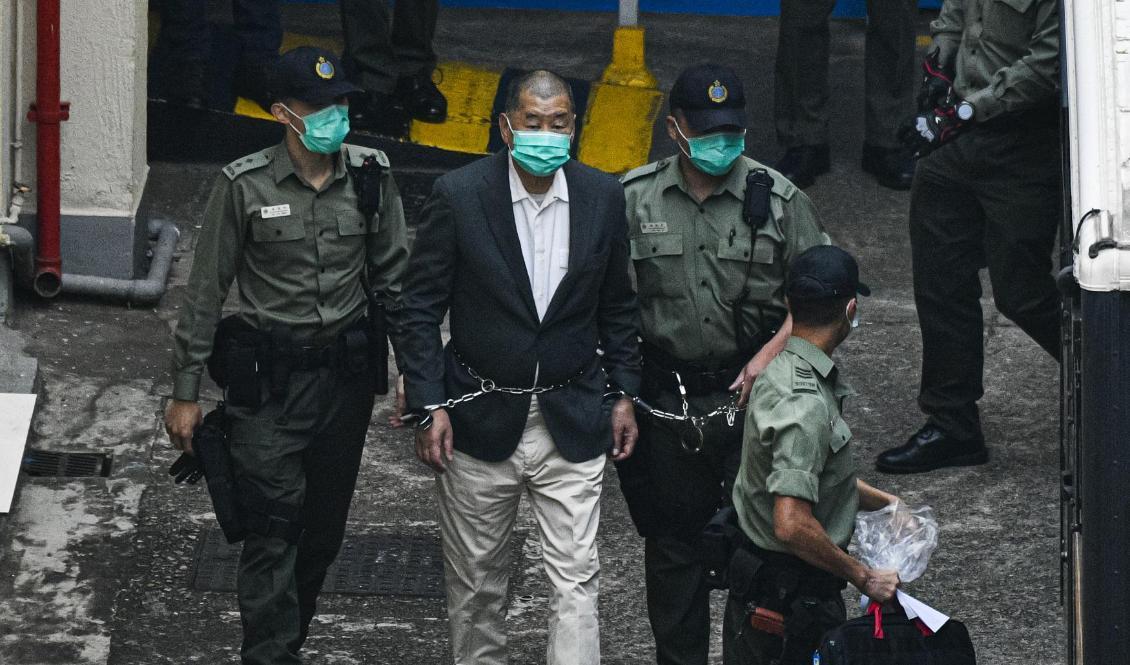 Mediemogulen Jimmy Lai, grundare och ägare till Apple Daily, förs iväg med handfängsel i Hongkong den 12 december 2020. Foto: Keith Tsuji/Getty Images