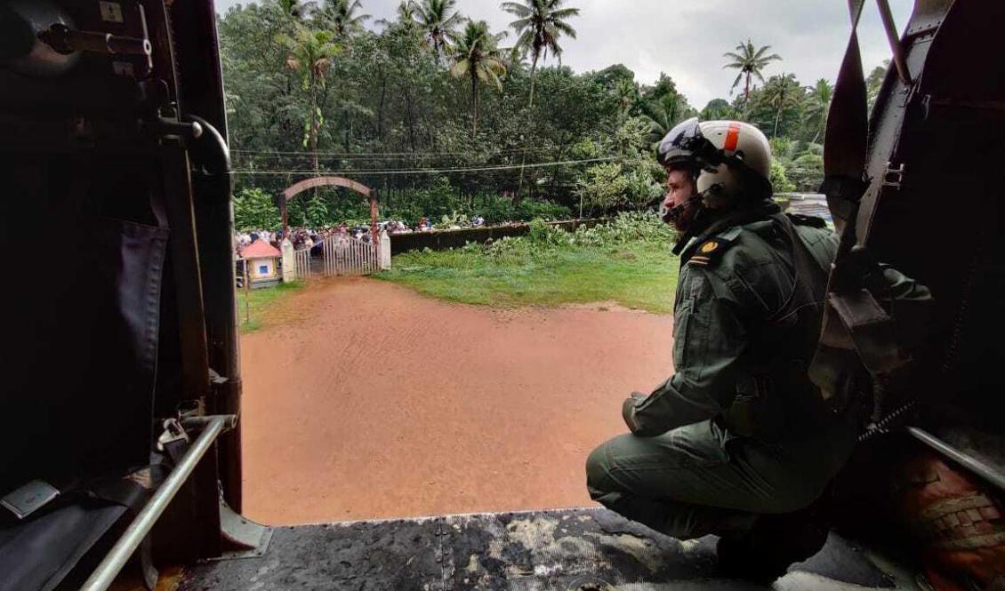 Indiens militär deltar i räddningsarbete med helikopter. Foto: Indiska flottan vid AP/TT