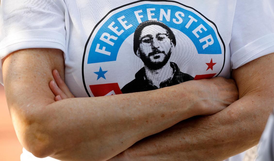 


En man i Huntington Woods i Michigan, USA, bär en t-shirt med uppmaningen om att frisläppa den frihetsberövade amerikanske journalisten Danny Fenster i Myanmar. Bilden är tagen den 4 juni 2021. Foto: Jeff Kowalsky/AFP via Getty Images                                                                                                                                    