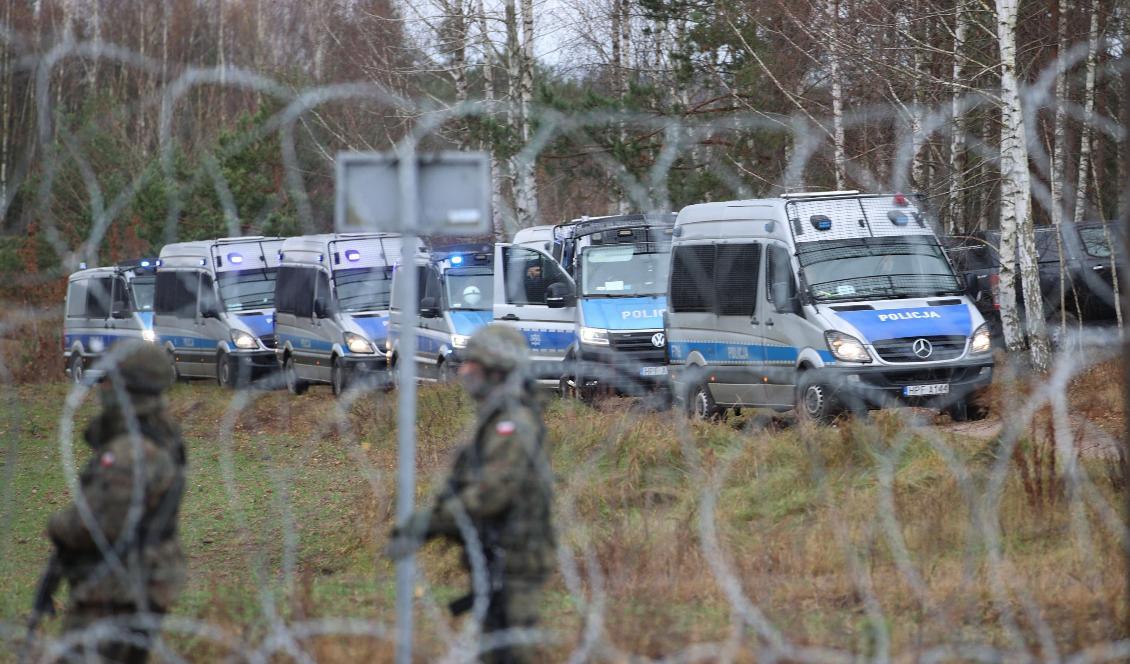 

Polska gränsvakter bevakar gränsen mot Belarus den 8 november 2021. Foto: Leonid Shcheglov/AFP via Getty Images                                                                                        