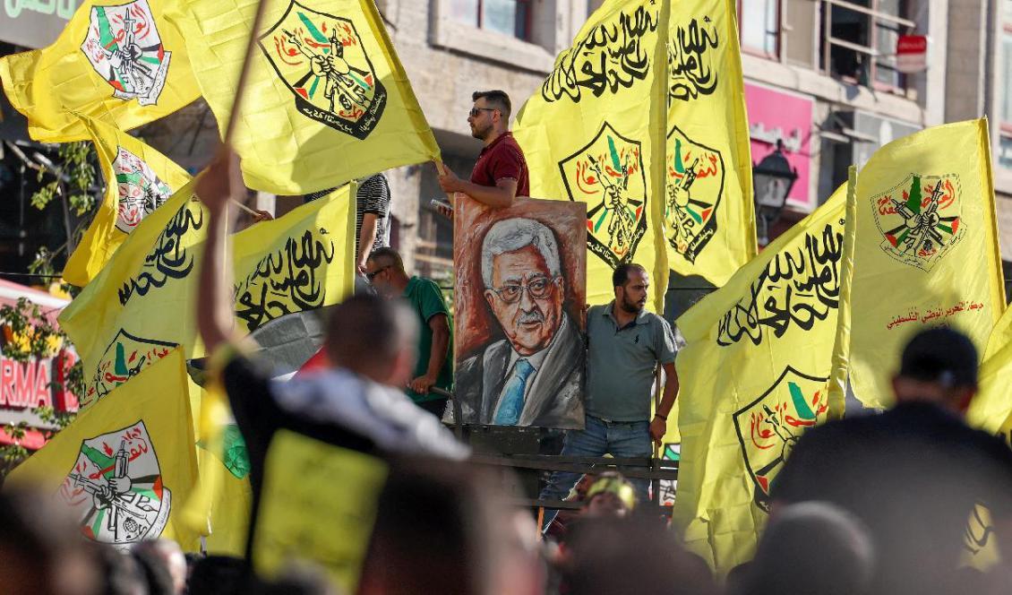 

Palestinska Fatah-anhängare deltar i ett massmöte till stöd för president Mahmoud Abbas i staden Ramallah på Västbanken, den 10 juli 2021. Foto: Abbas Momani/AFP via Getty Images                                                                                        