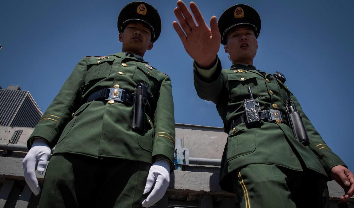 Två paramilitära poliser bevakar den kinesiska huvudstaden Peking den 25 april 2019. Foto: Nicolas Asfouri/AFP via Getty Images