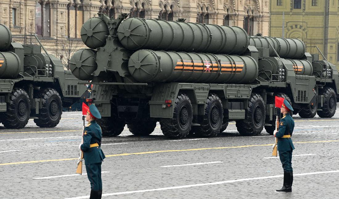 

Ryska S-400 luftvärnsmissilsystem rör sig genom Röda torget under en militärparad i Moskva den 9 maj 2021. Foto: Kirill Kudryavtsev/AFP via Getty Images+                                                                                        