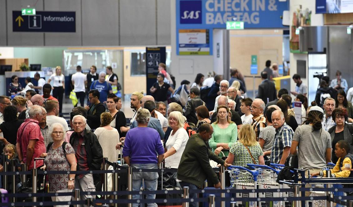 Risk för långa köer de kommande månaderna på grund av Säpos långsamma handläggning av säkerhetskontroller, säger branschen. Arkivbild. Foto: Anders Wiklund/TT