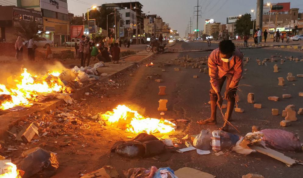 

Sudanesiska demonstranter bygger eld- och tegelstensbarrikader under protester mot en kupp mot landets de demokratiska maktöverlämning, den 18 januari 2022. Foto: AFP via Getty ImagesS                                                                                        