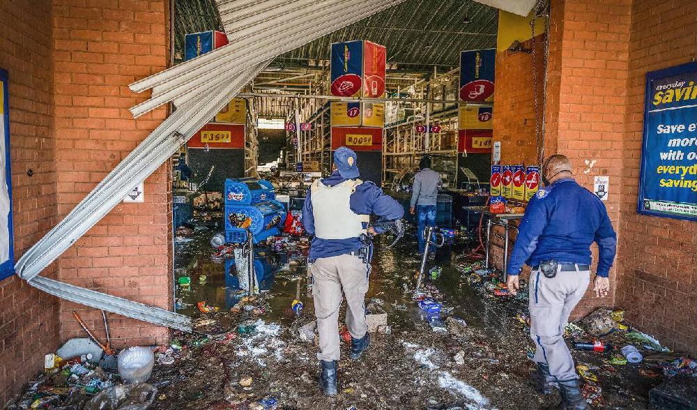 
Sydafrikas polismyndighet (SAPS) söker efter plundrare i Gold Spot shoppingcenter i Vosloorus i sydöstra Johannesburg Johannesburg den 12 juli 2021. Foto: Guillem Sartorio/AFP via Getty Images                                            