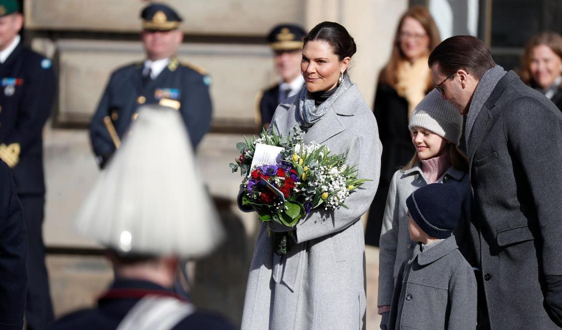 På bilden syns kronprinsessan Victoria tillsammans med sin make prins Daniel och deras barn prins Oscar och prinsessan Estelle den 12 mars 2022 vid Kungliga slottet. Foto: Michael Campanella/Getty Images