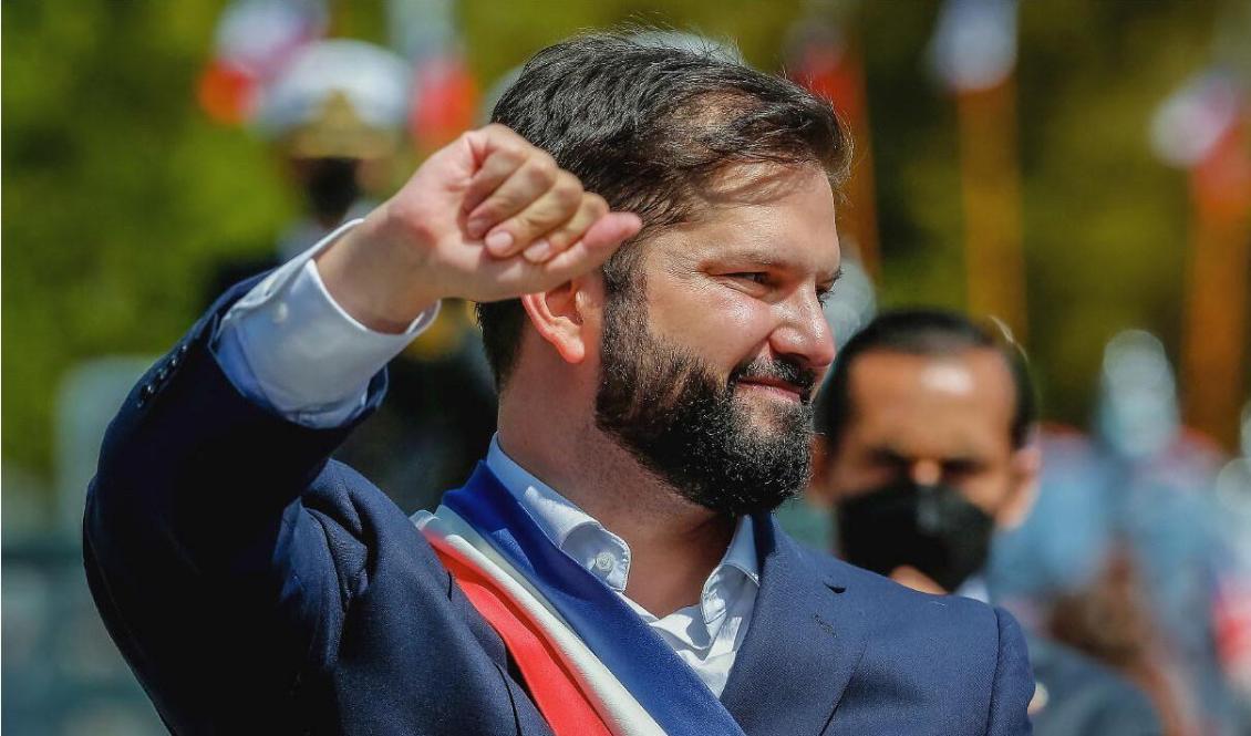 
Chiles president Gabriel Boric i Valparaiso efter att han svurits in den 11 mars. Boric har starka band till landets vänster- och protestkultur. Foto: Claudio Reyes/AFp via Getty Images                                            