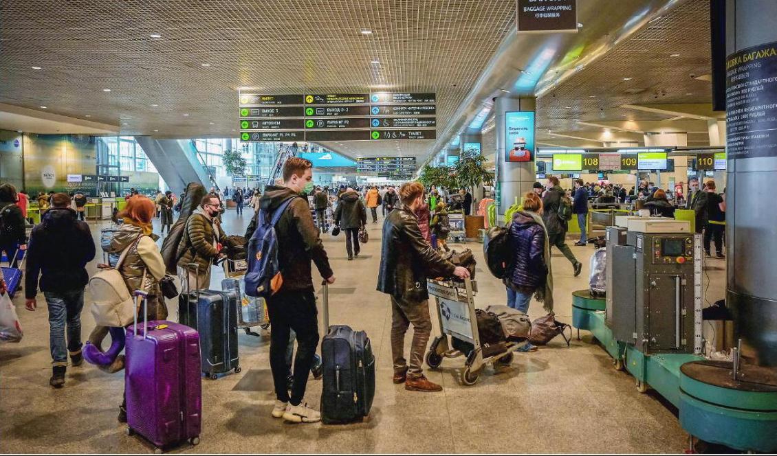 

Passagerare på Moskvas Domodedovo-flygplats i mars. Ryssland är nu oroat för att högkvalificerad arbetskraft flyr landet. Foto: AFP via Getty Images                                                                                        