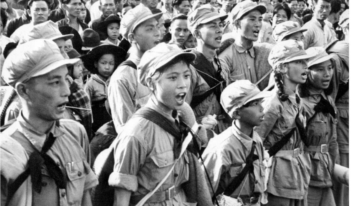 










Soldater i Kinesiska kommunistpartiets armé sjunger en hyllningssång till Mao Zedong när de anländer till Sham Chim, strax norr om gränsen till brittiska Hongkong, 1949. Foto: Staff/AFP via Getty Images                                                                                                                                                                                                                                                                                                                                                                                                                                                                                                    