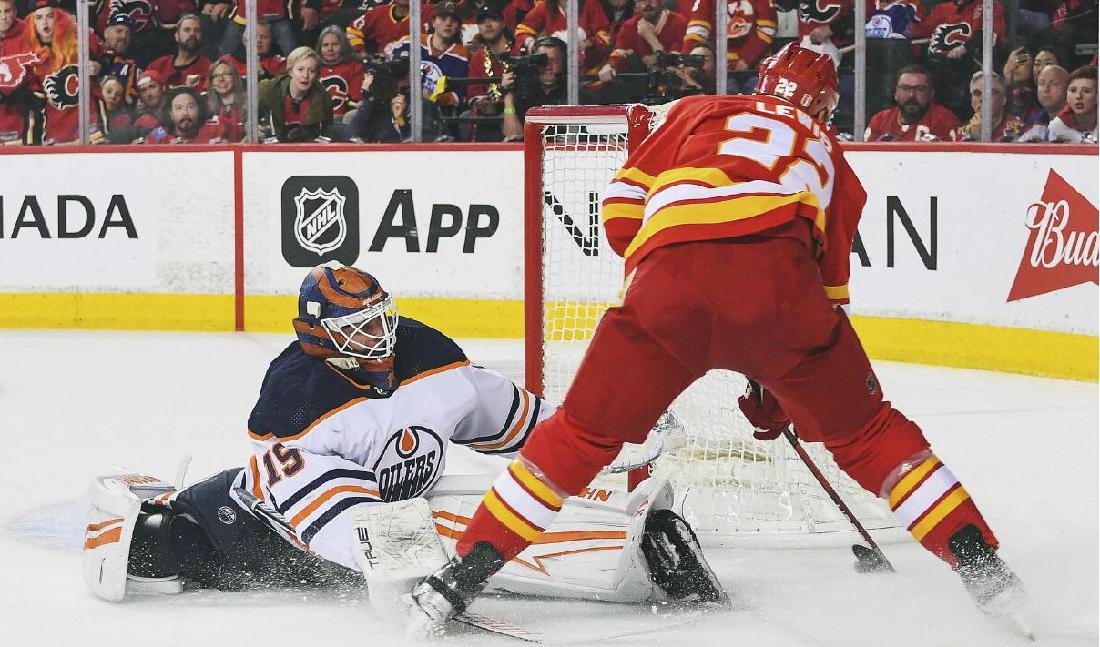 
Calgaryspelaren Trewor Lewis går på mål för att överlista Edmonton Oilers finske målvakt Mikko Koskinen i den första ”Battle of Alberta”. Foto: Derek Leung/Getty Images                                            