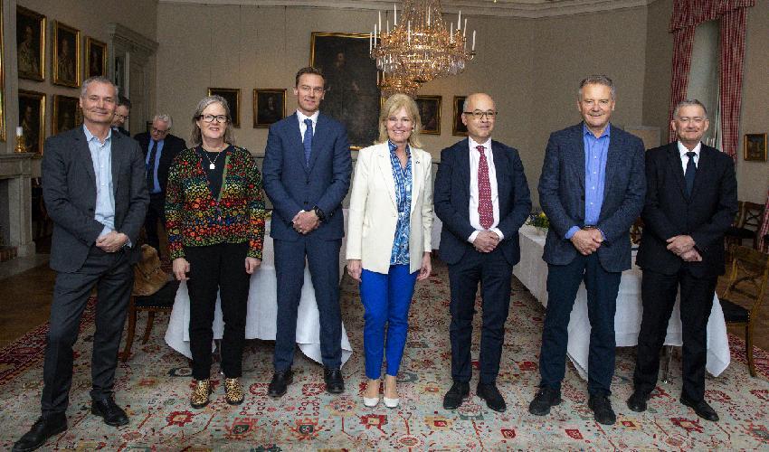 



Några ledamöter i den handelspolitiska rådsgruppen: Johan Kuylenstierna, Carin Jämtin, Mattias Perjos, Anna Hallberg, Frédéric Cho, Carl-Henric Svanberg och Anders Ahnlid. Foto: Ninni Andersson/Regeringskansliet                                                                                                                                                                                