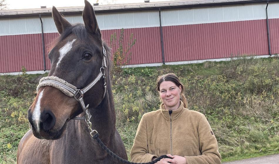 Lotta Johnsson är ridskolechef och ridlärare hos Hageby ridklubb i Norrköping. Hon beskriver hästintresset mer som en livsstil än som ett allmänt intresse. Foto: Göran Jacobsson