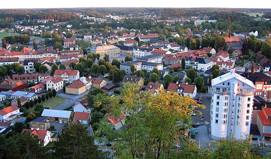 
Vy över Söderköping från Ramunderberget. I hemliga lokaler i kommunen arrangeras det illegala slagsmål där barn och tonåringar slåss om pengar. Foto: Robande/CC BY 3.0                                            