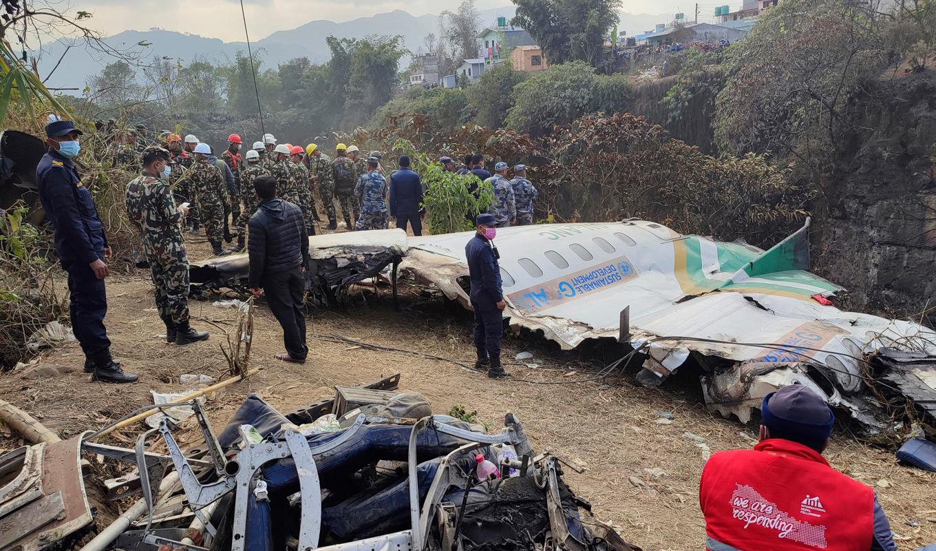 Räddningsarbetare vid vraket av det förolyckade flygplanet i Pokhara på måndagen. Foto: Anish Bhattarai/AP/TT