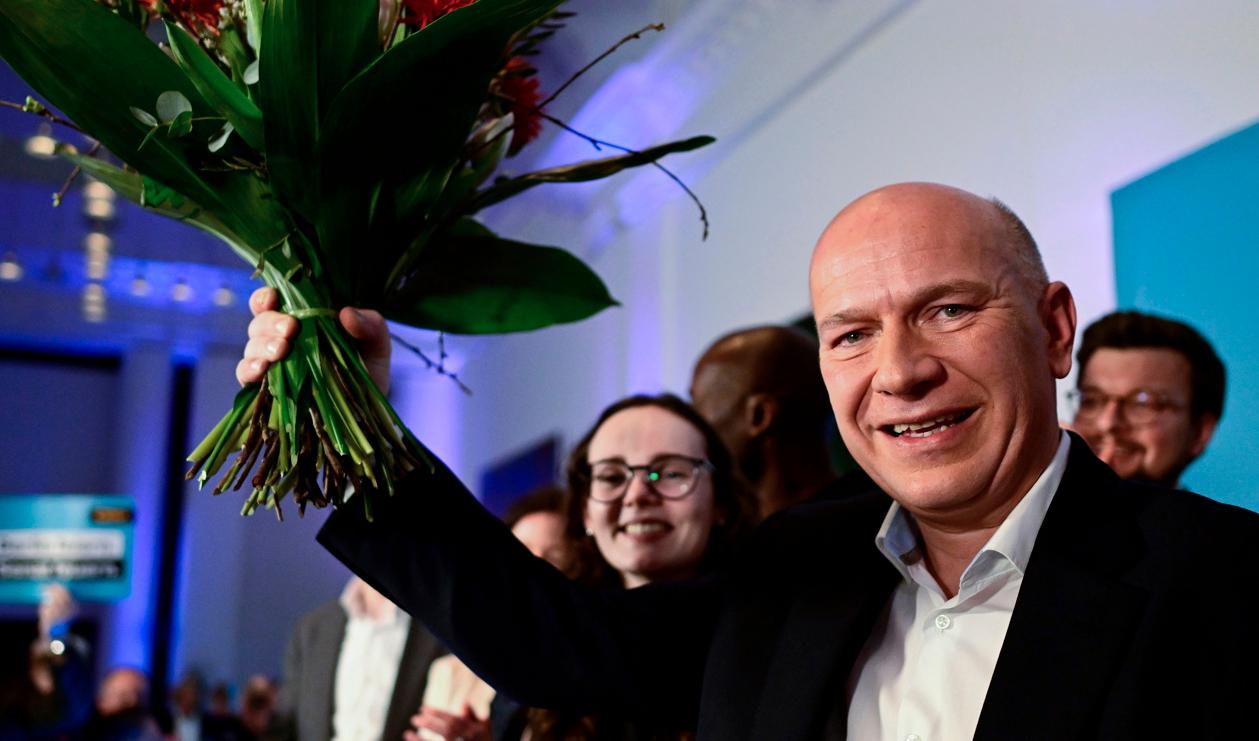 Utmanaren Kai Wegner i kristdemokratiska CDU firar på partiets valvaka att han verkar få chansen att bilda ett nytt styre i Berlin. Foto: Fabian Sommer/DPA/AP/TT