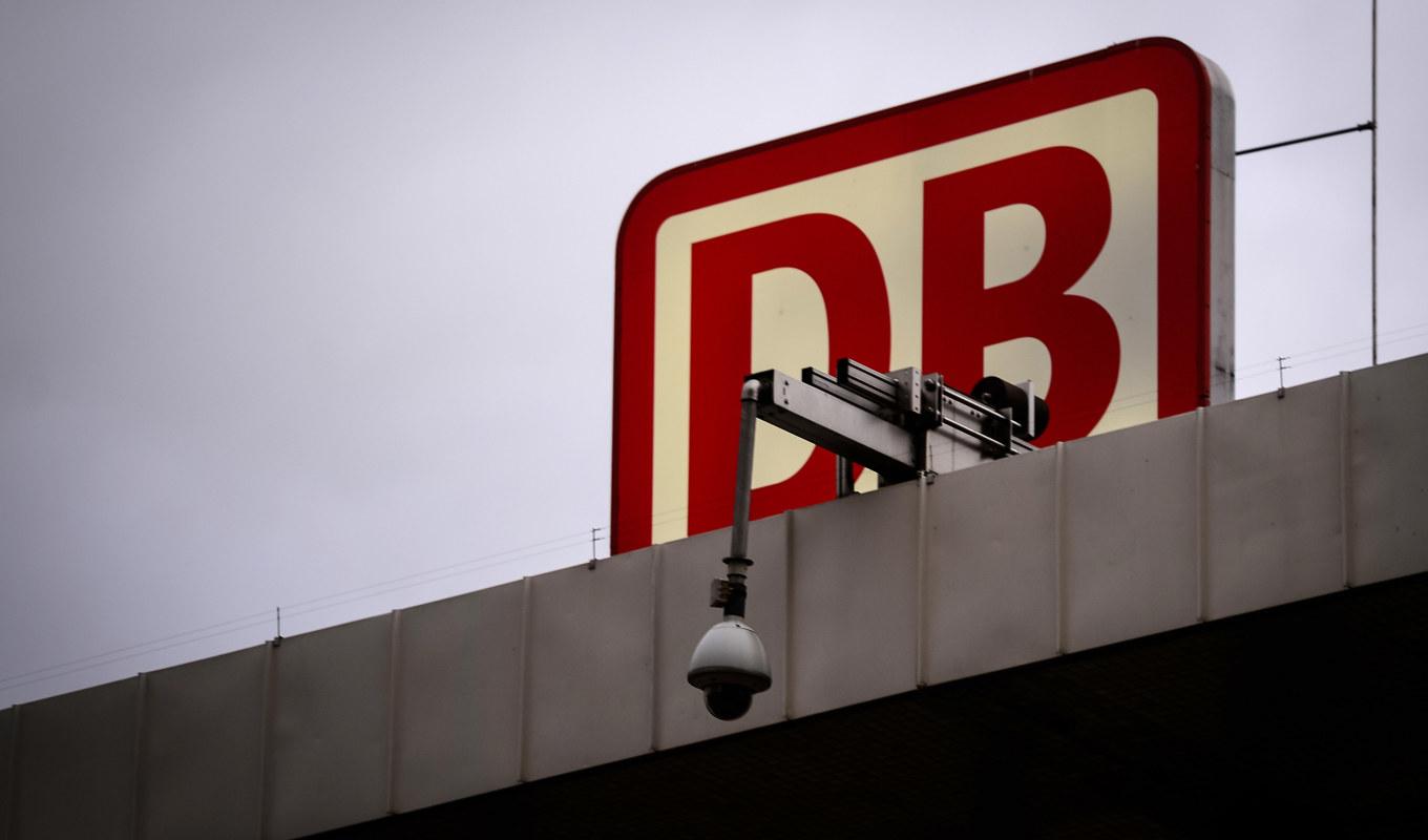 En övervakningskamera hänger vid centralstationen Hauptbahnhof i Köln i Tyskland. Foto: : Sascha Schuermann/Getty Images