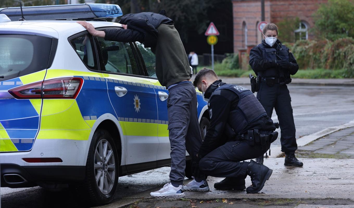 Tyska poliser griper en man från Afghanistan som olagligt tagit sig in i Frankfurt i Tyskland över gränsen från Polen den 12 oktober 2021. Foto: Sean Gallup/Getty Images