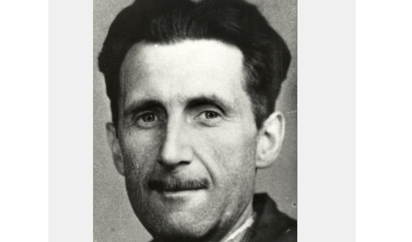 George Orwell noterade att brittiska vänsterintellektuella hade skolats in i övertygelsen att aldrig finna något gott i brittisk nationalism och att känna skadeglädje när deras eget land förödmjukades. Foto: Public Domain