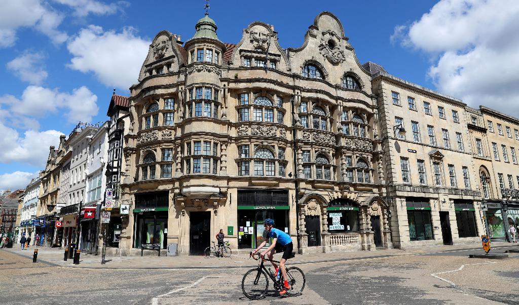 En cyklist på en tom gata i Oxford efter sex veckor av lockdown den 20 maj 2020. Restriktionerna släpptes till stor del den 19 juni 2021. Foto: Catherine Ivill/Getty Images