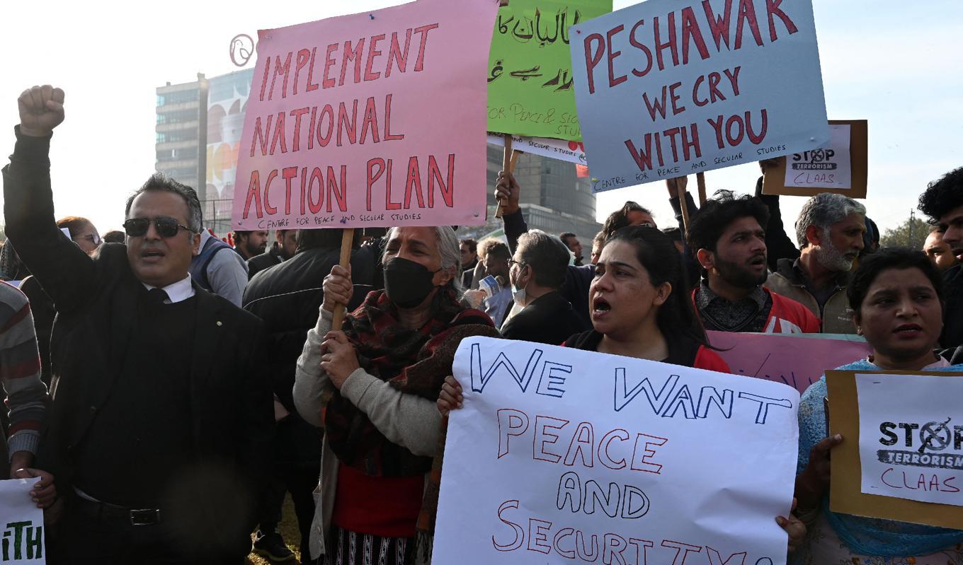 Demonstration i Lahore efter en terroristattack mot polisens högkvarter i Peshawar, Pakistans sjätte största stad, den 1 februari. Foto: Arif Ali/AFP via Getty Images